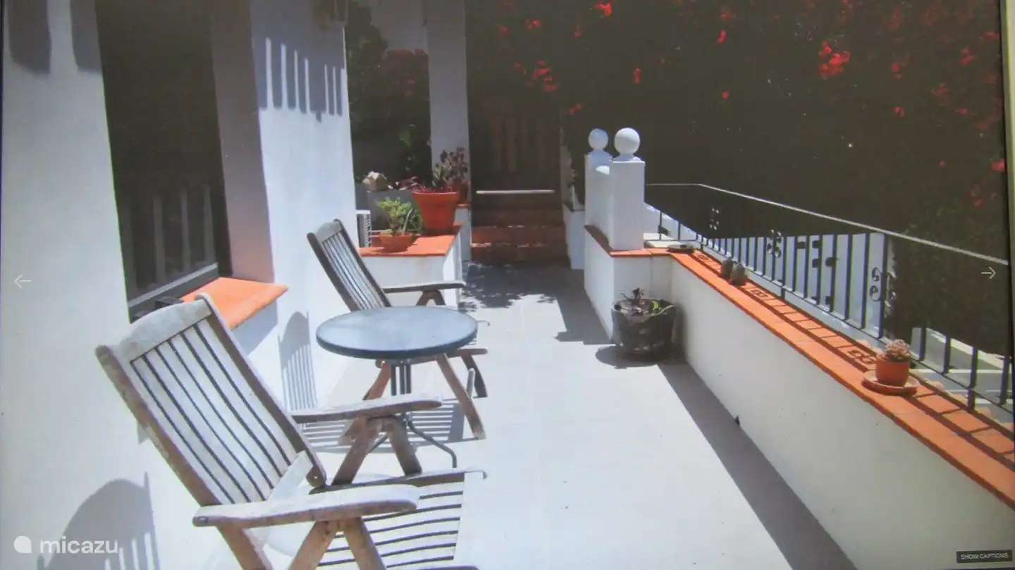 Hier können Sie auch in der Sonne sitzen und die Aussicht genießen. (Obere Etage)