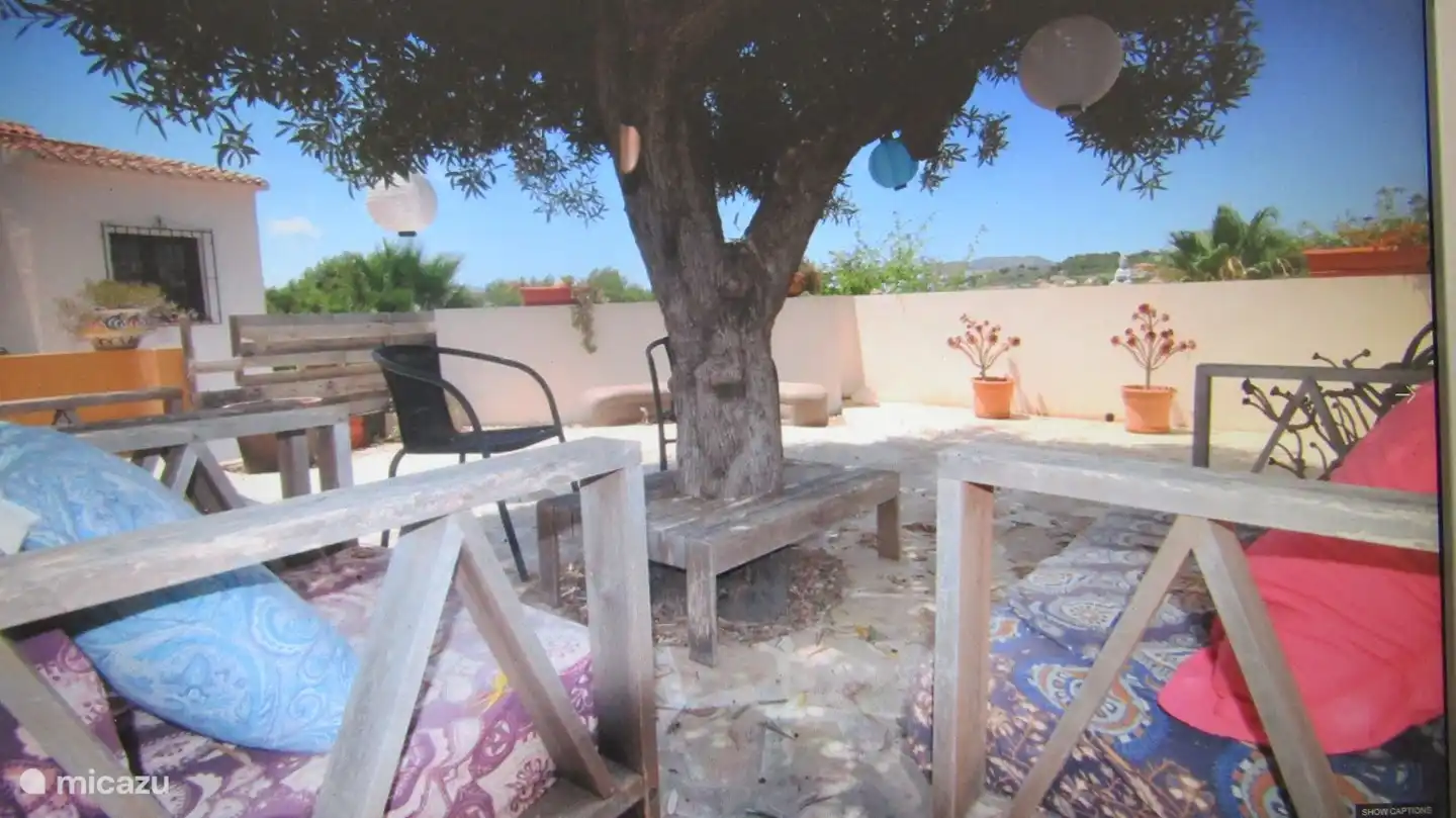 Eine zusätzliche Überraschung: Diese Terrasse hinter dem Parkplatz mit spektakulärer Aussicht.