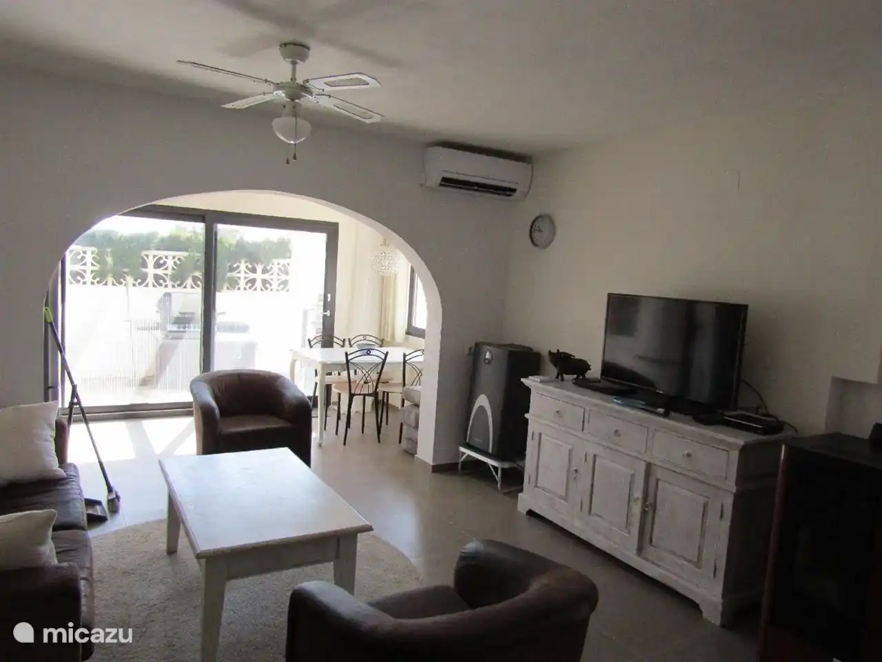 Wohnzimmer im Erdgeschoss mit Schiebetüren zu einer weiteren Terrasse. (Erdgeschoss)