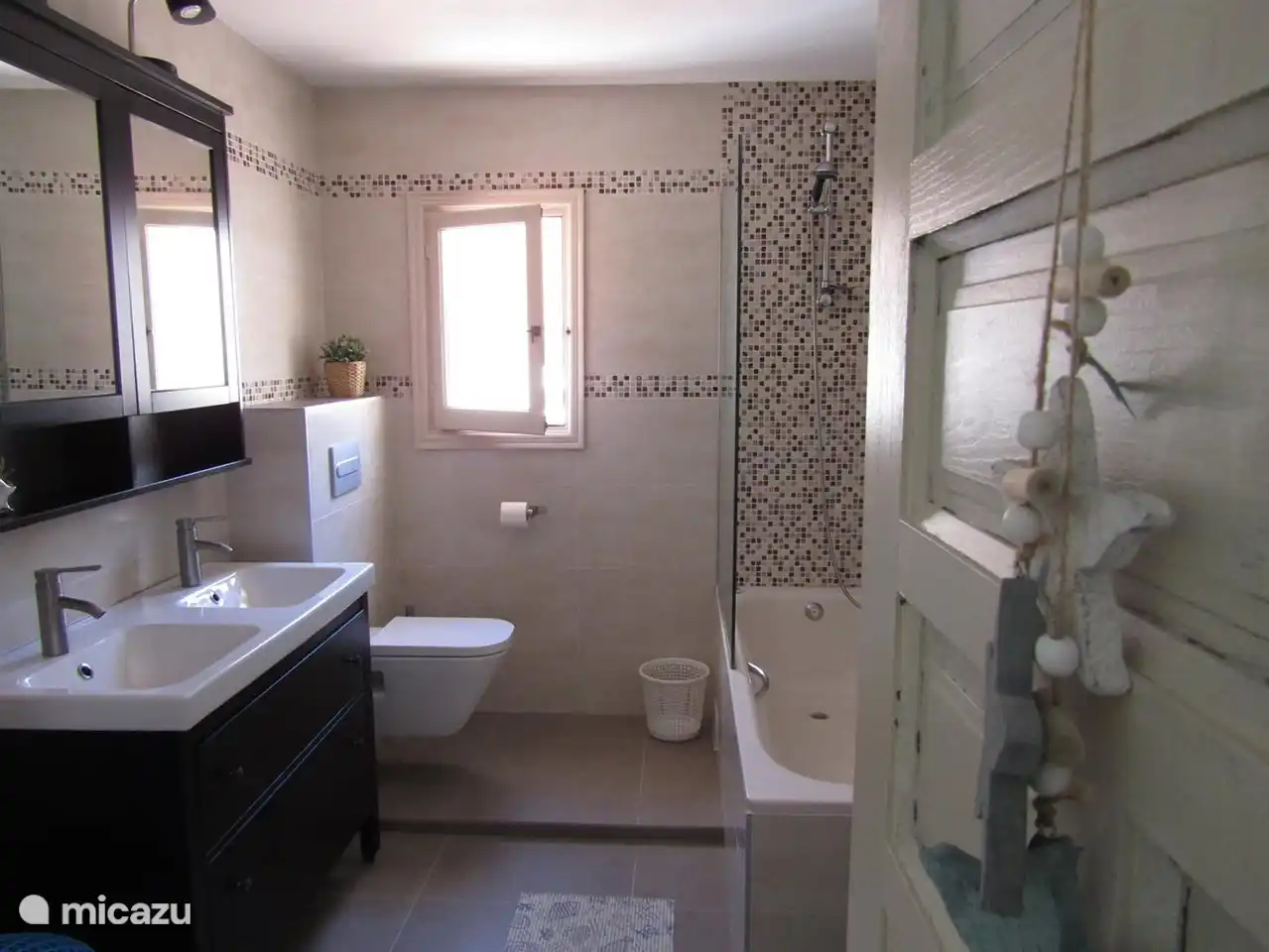 Hier befindet sich das eigene Badezimmer mit Badewanne, Dusche und Doppelwaschbecken. (Erdgeschoss)