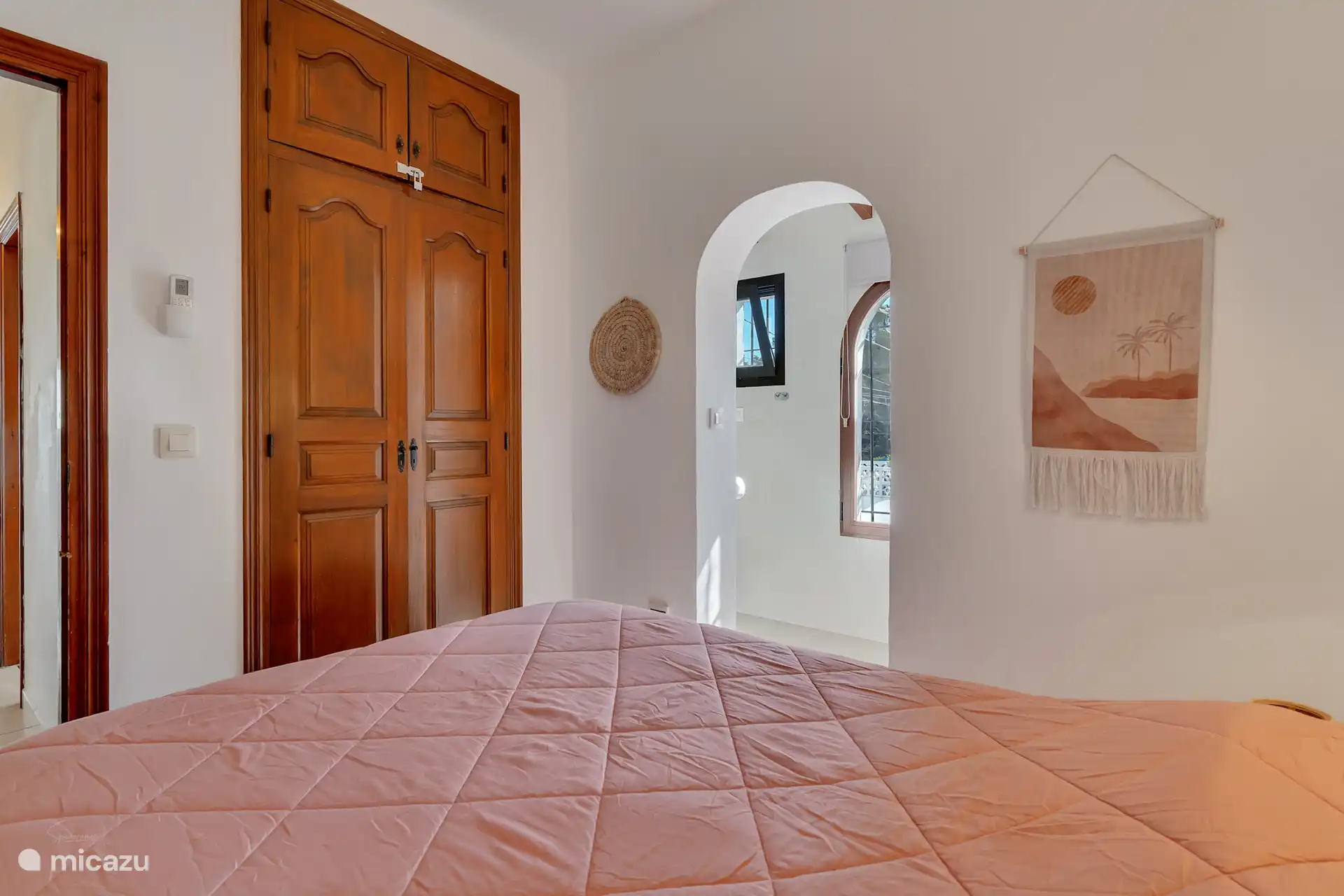 Dormitorio con baño en suite