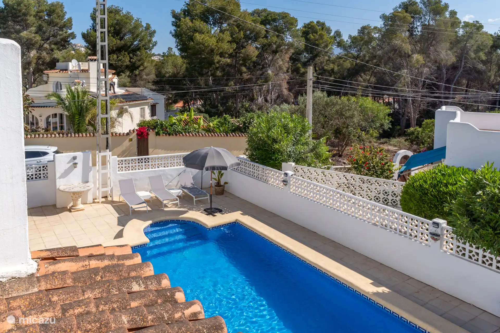 Vista de la piscina desde la terraza de la azotea