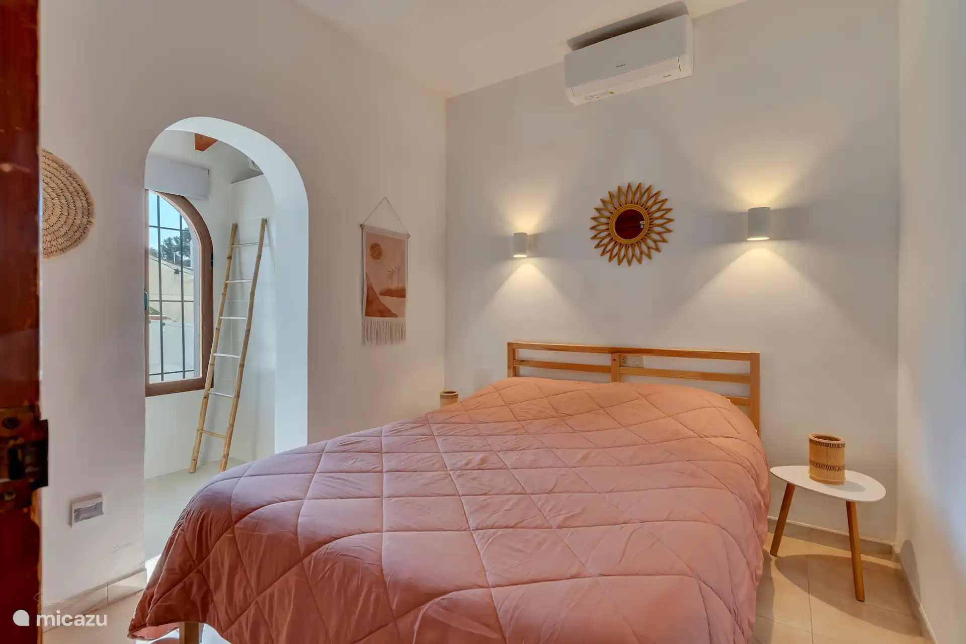 Dormitorio con baño en suite