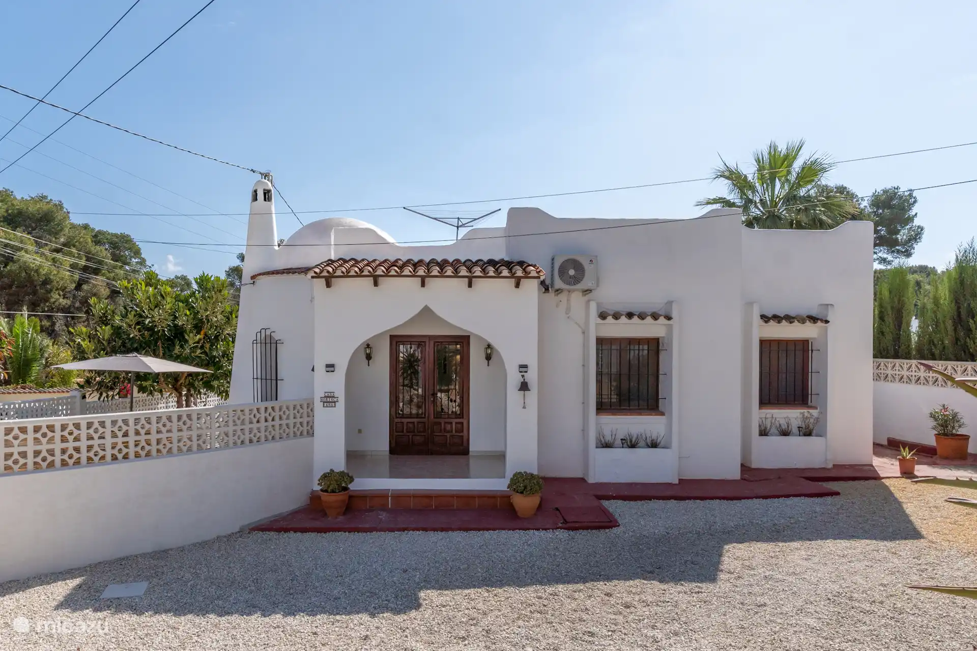 Vista frontal de la casa