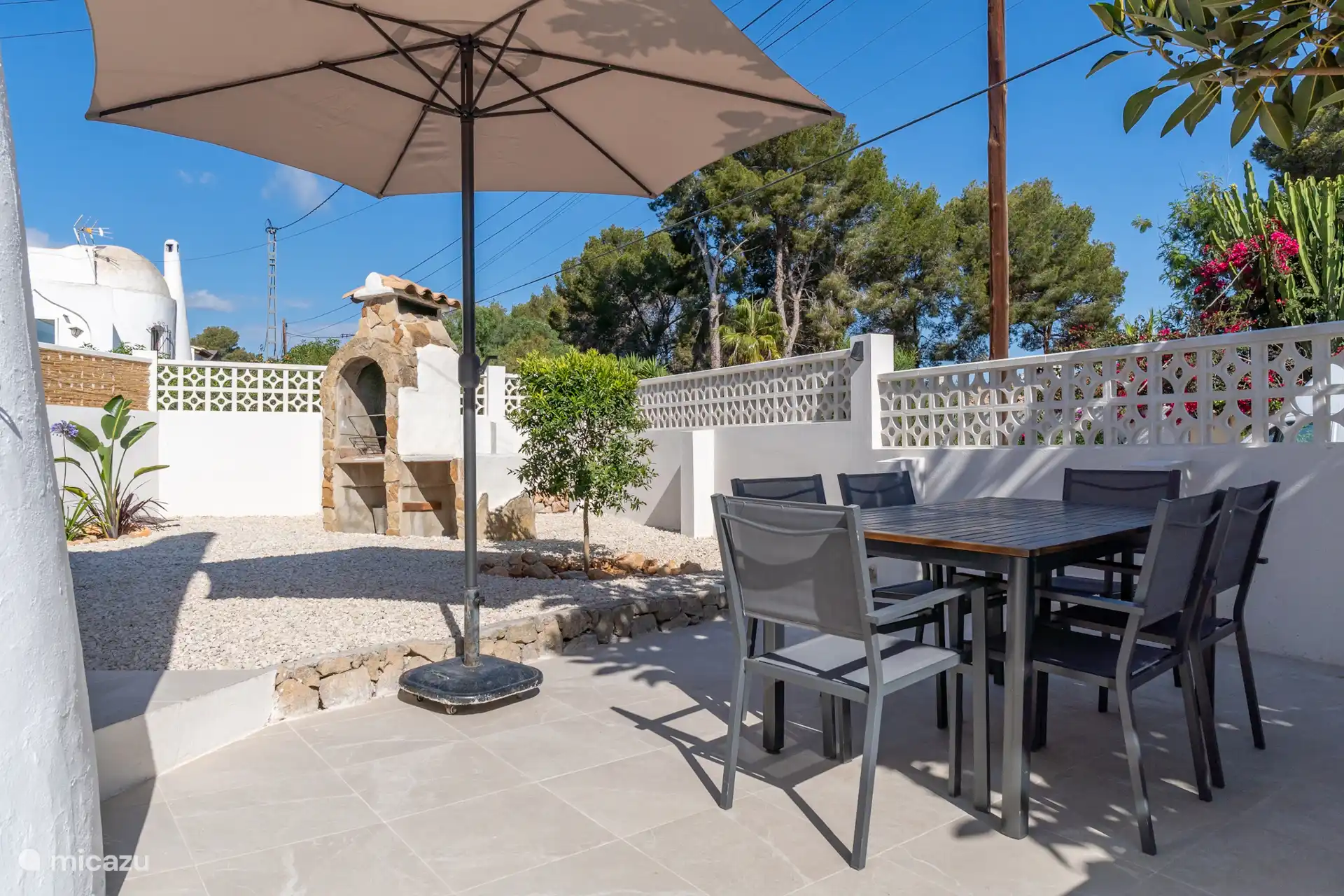 Terraza jardín donde se puede disfrutar del sol de la tarde y de una agradable barbacoa