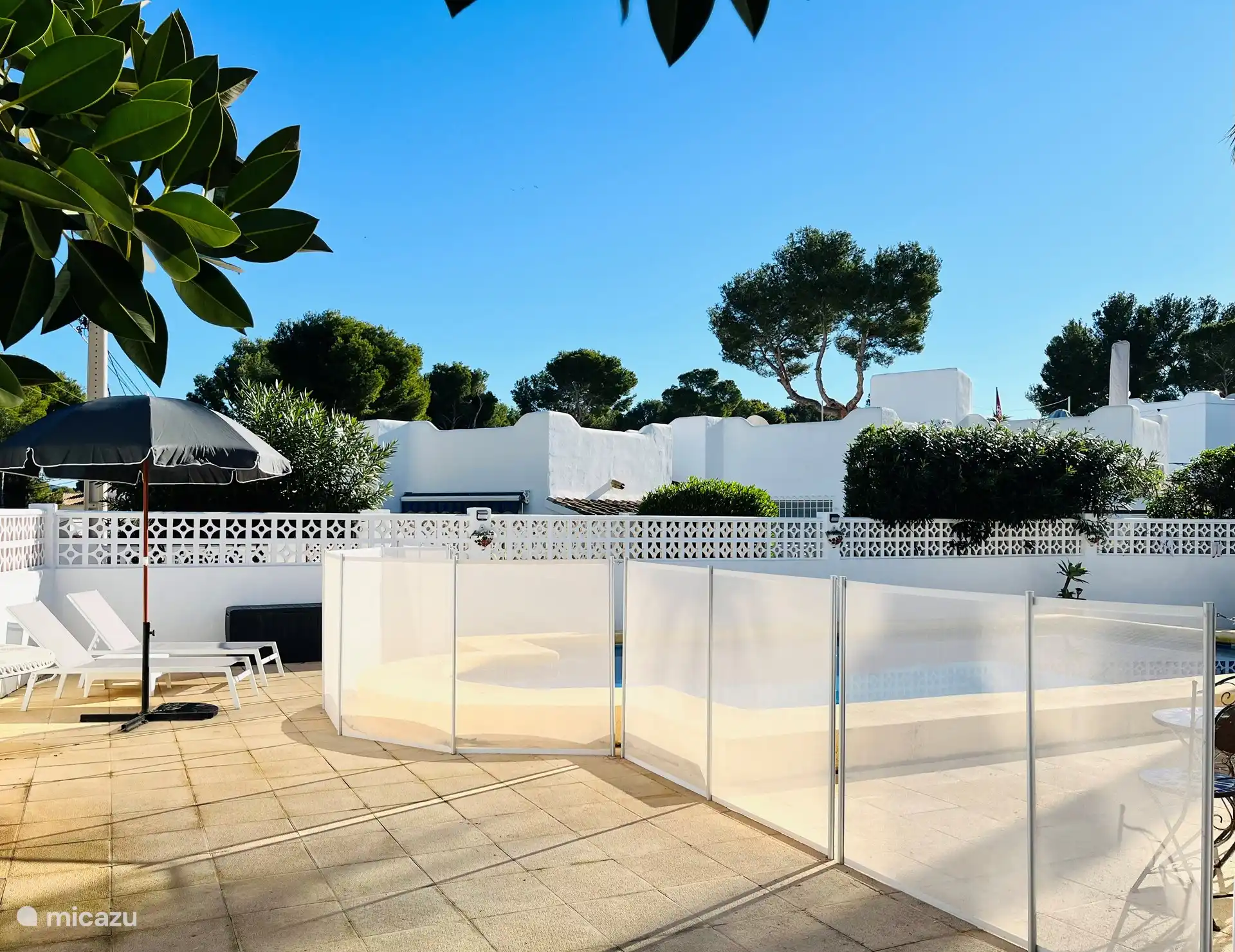 Valla de seguridad, ideal para familias con niños pequeños y opcional para colocar por una tarifa adicional de 100 EUR por estadía