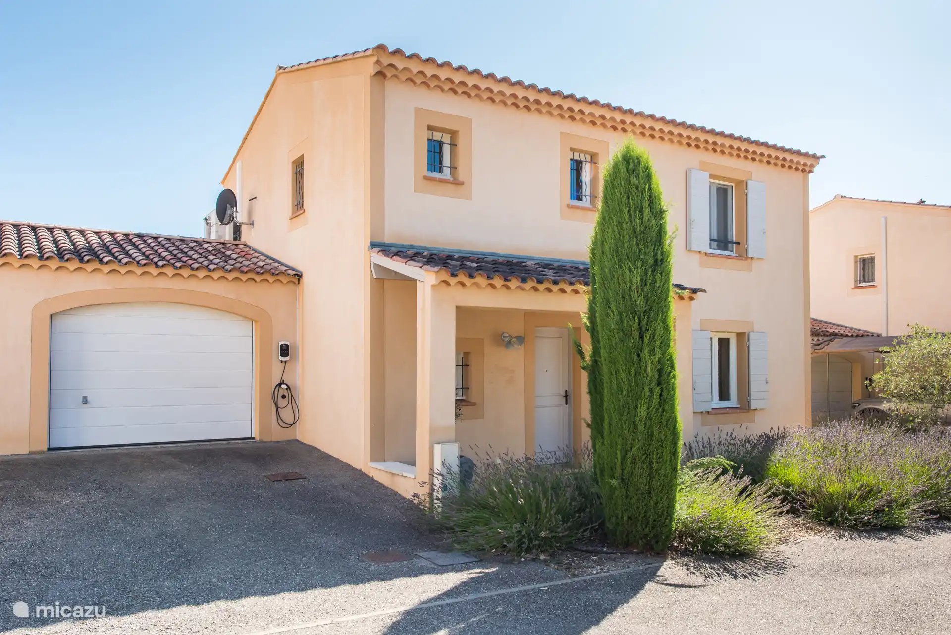 Front in der Nähe mit Lademöglichkeit Auto