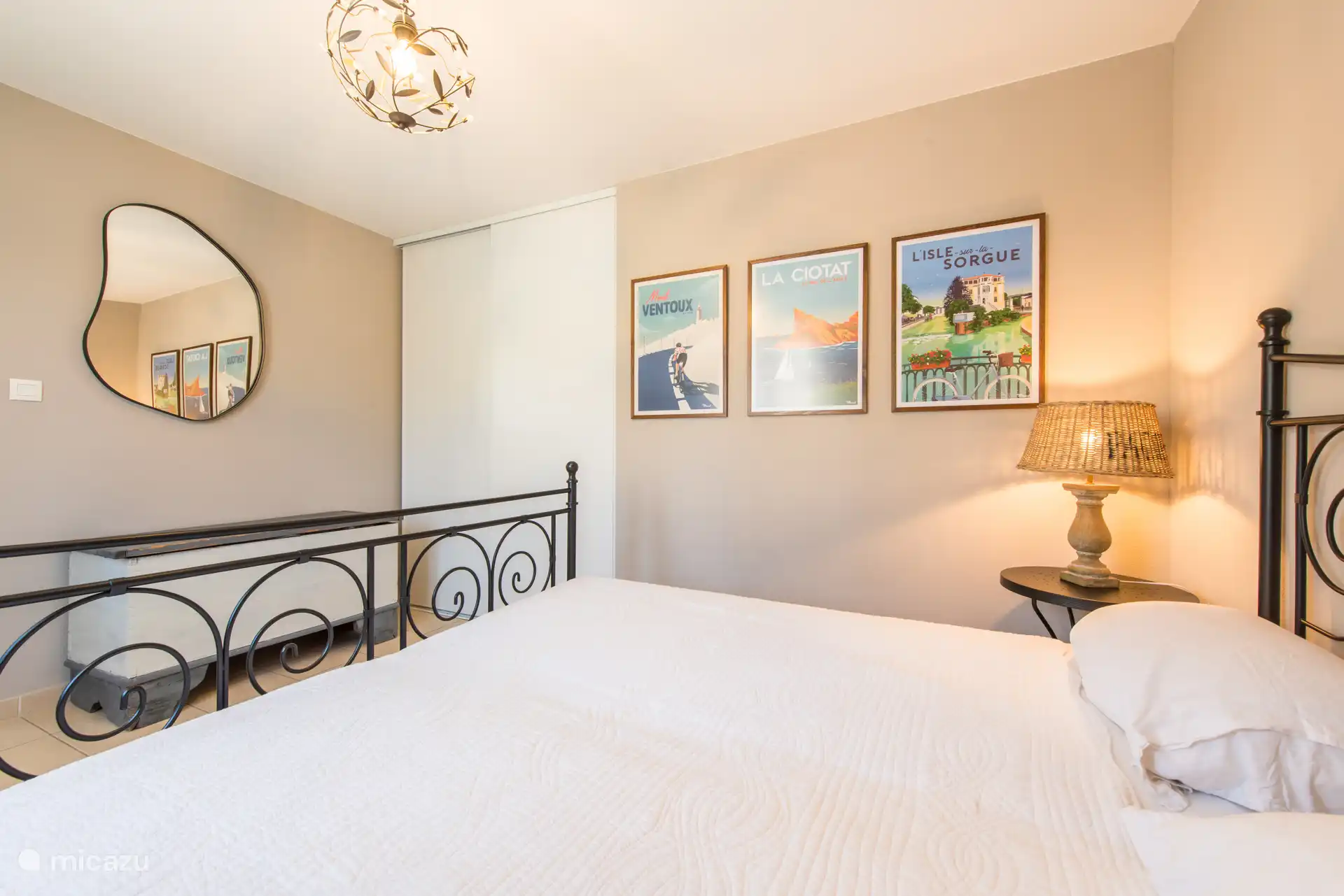 2. Schlafzimmer mit Kleiderschrank