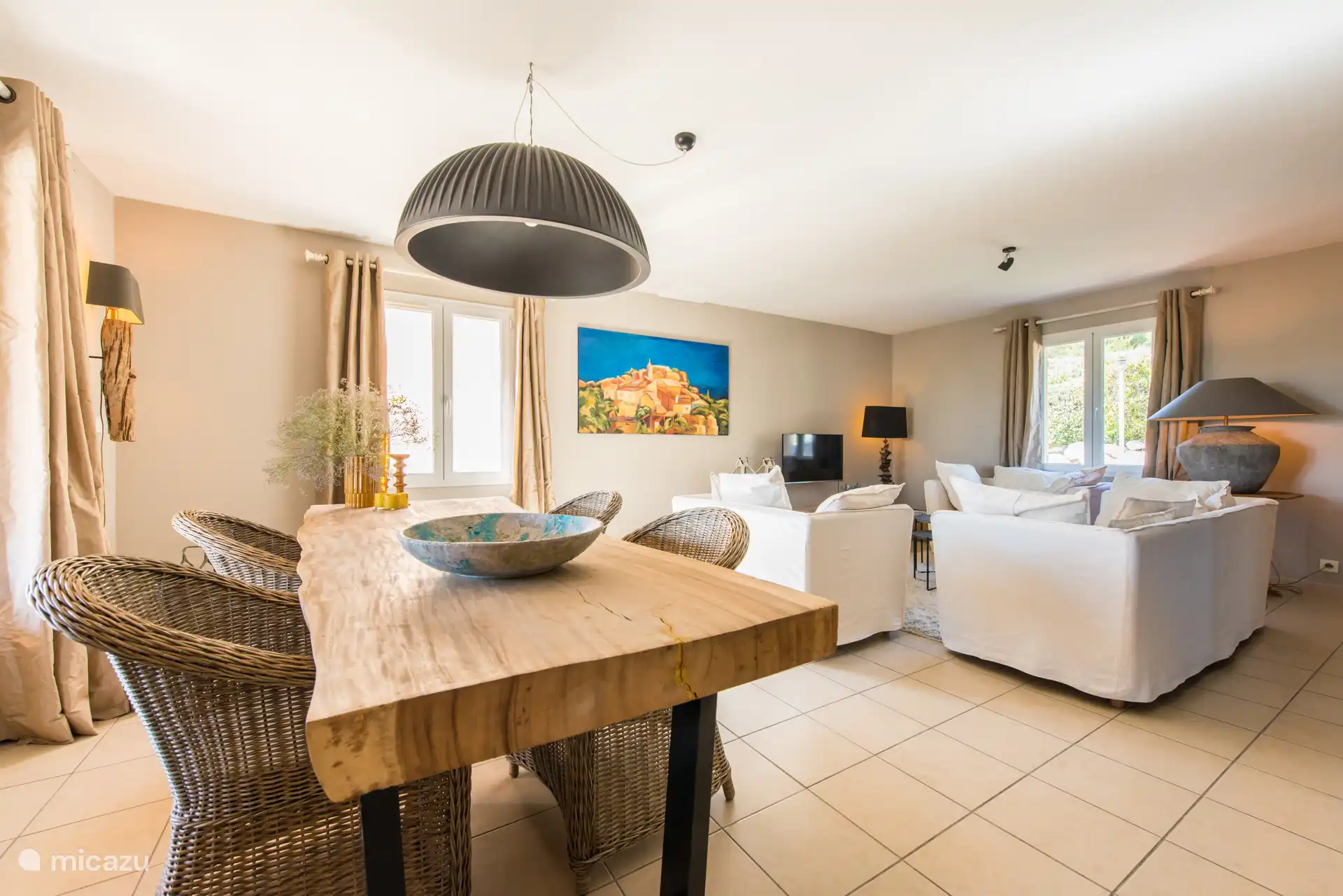 Wohnzimmer und Esstisch