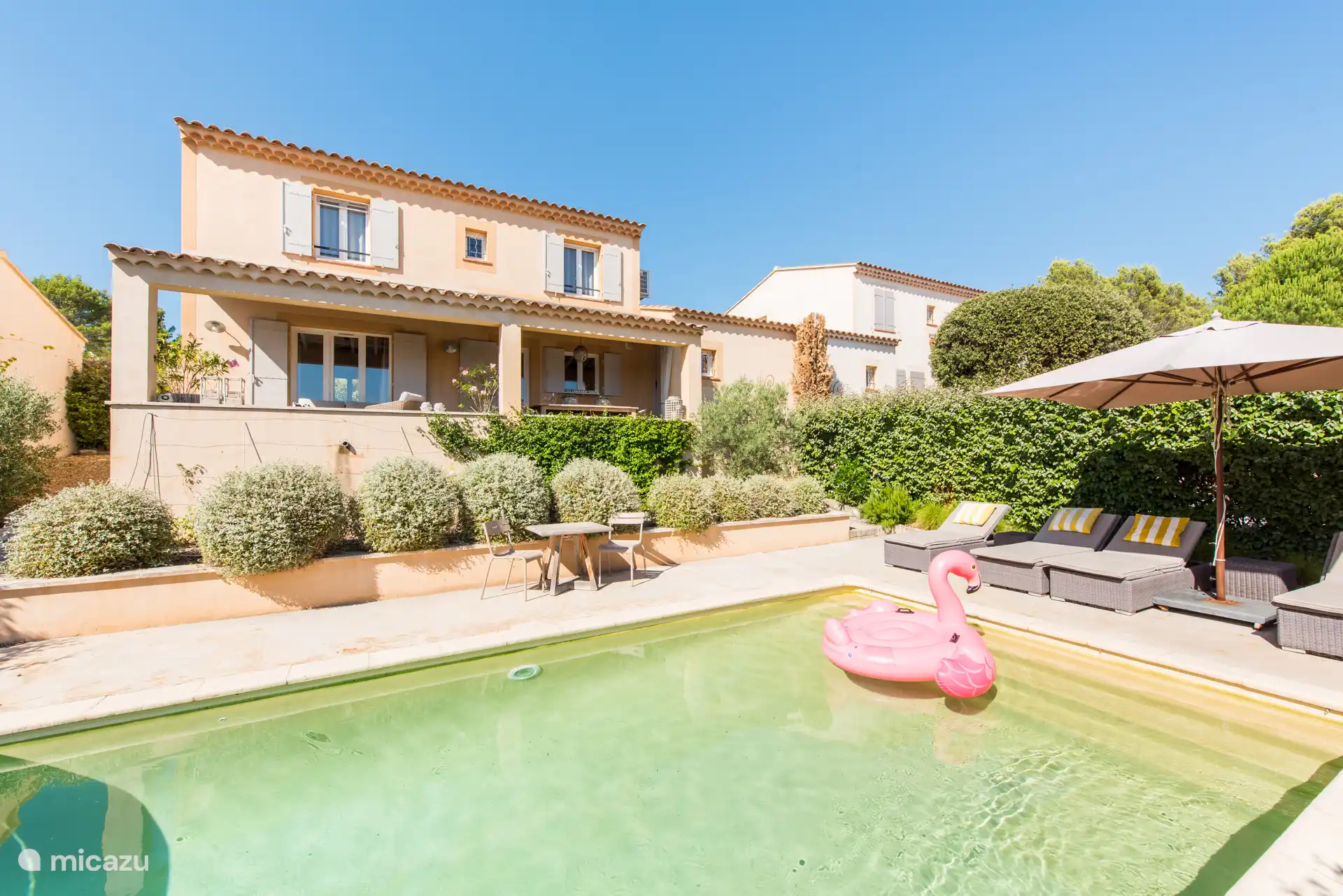 Schwimmbad von hinten