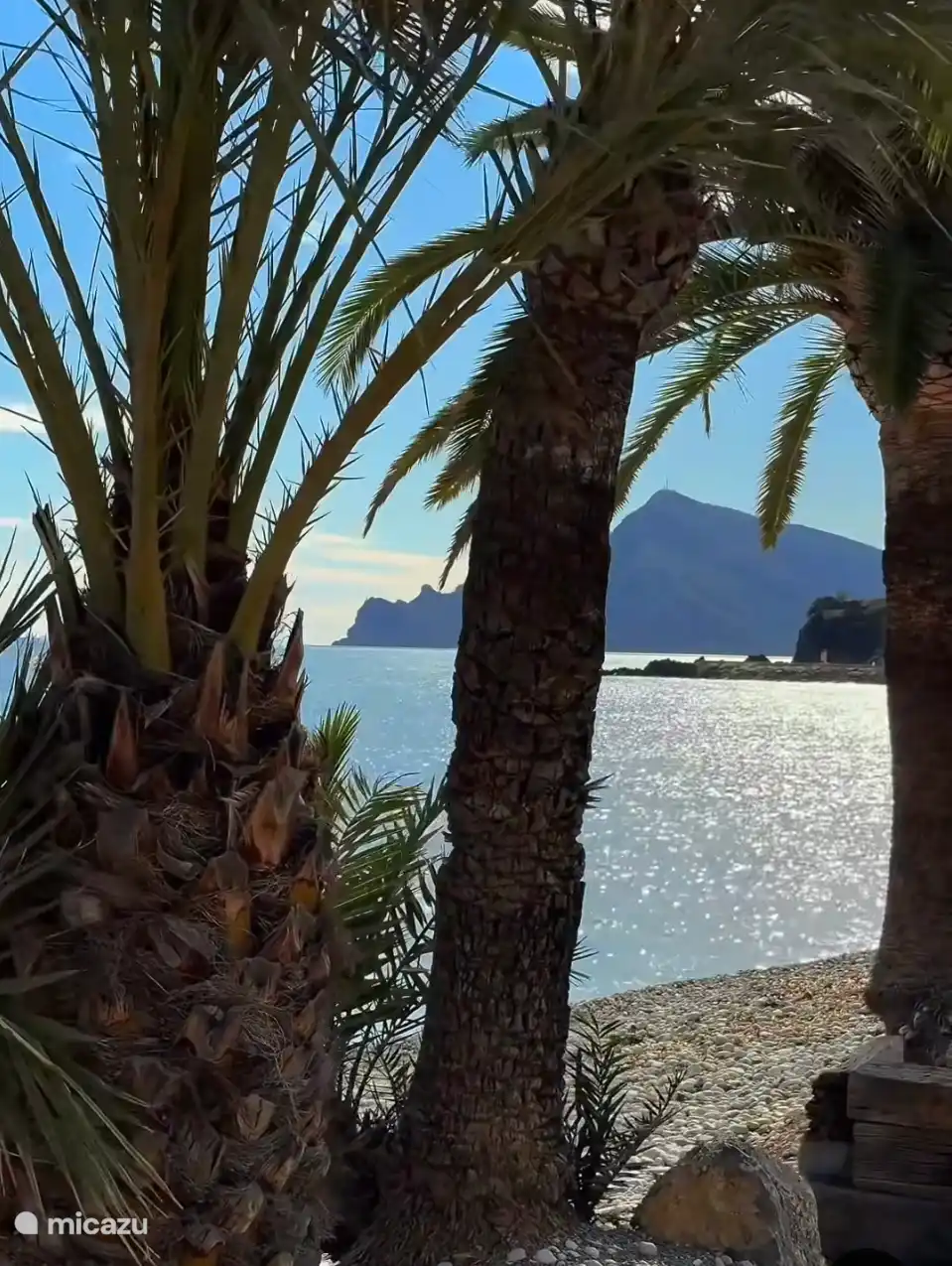 Schlendern Sie entlang der Promenade von Playa Arenal in Javea.