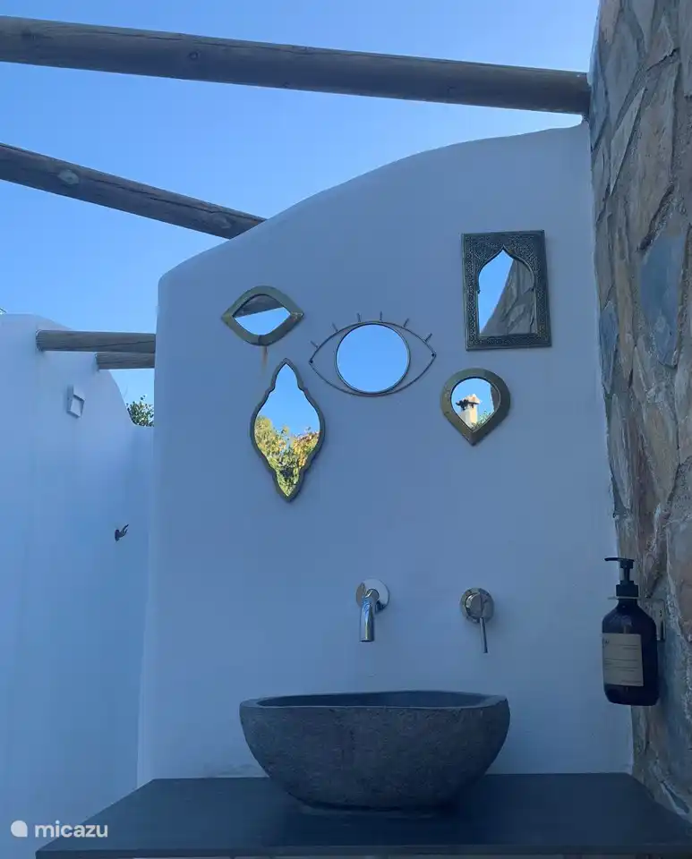 Also pr&#252;fe aus dem Pool, ob du schon farbig bist. Dusche und Toilette auf der Terrasse am Pool.