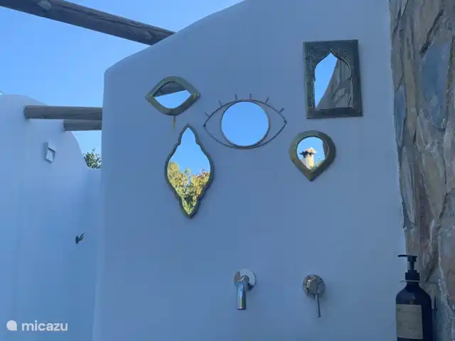 Villa12 huren in Spanje, Costa Blanca, Alcalali - villa Zo vanuit het zwembad even checken of je al gekleurd bent. Douche en wc aan het terras bij het zwembad.