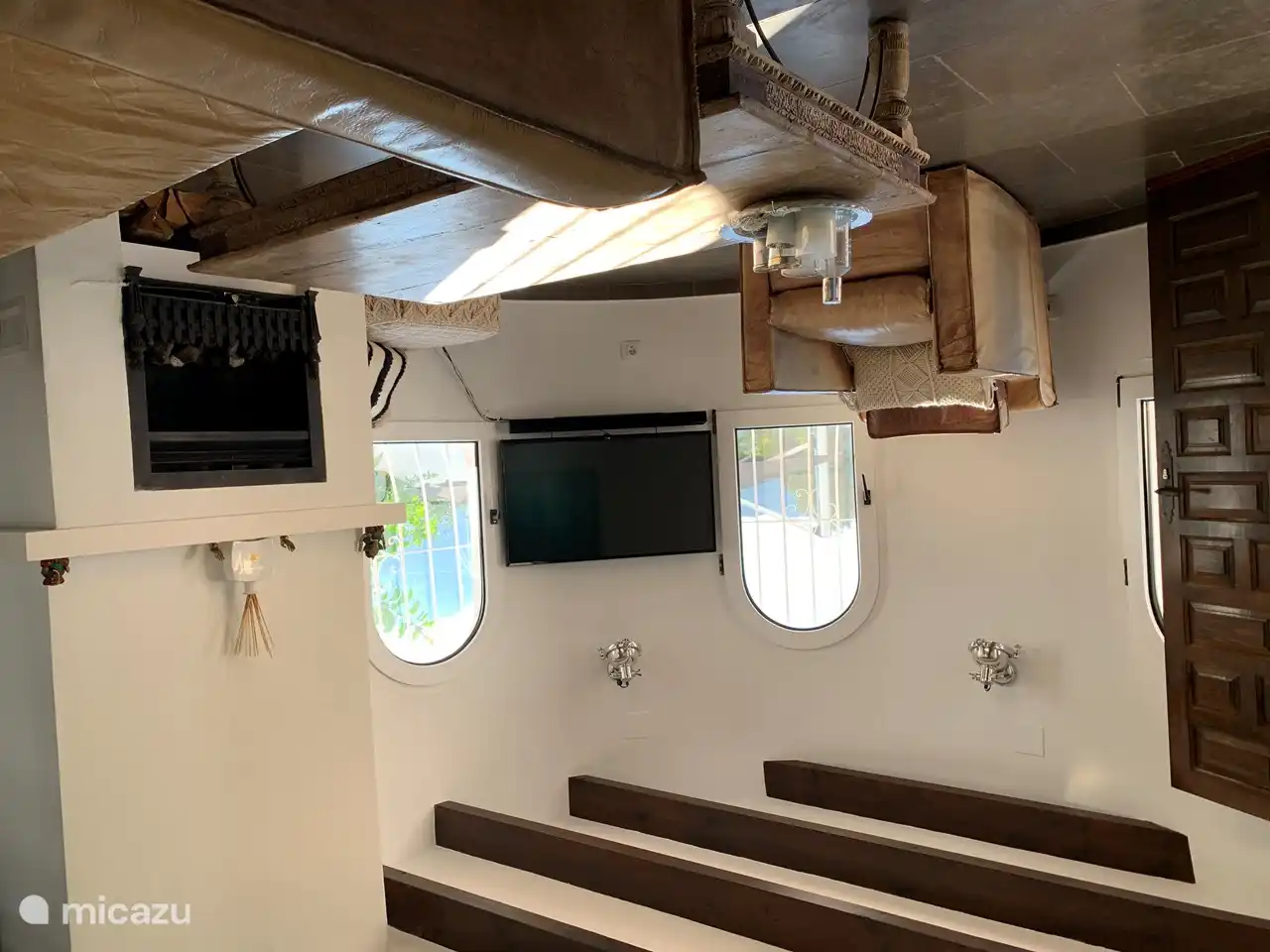 Das gem&#252;tliche Wohnzimmer verf&#252;gt &#252;ber einen gem&#252;tlichen Kamin und Klimaanlage.