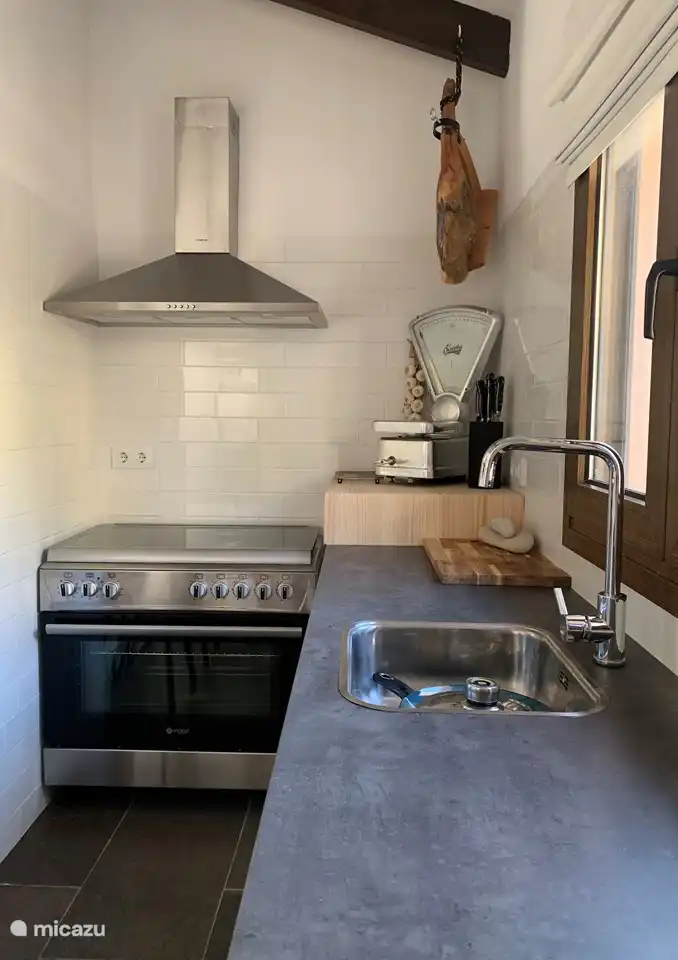 Die K&#252;che ist komplett ausgestattet