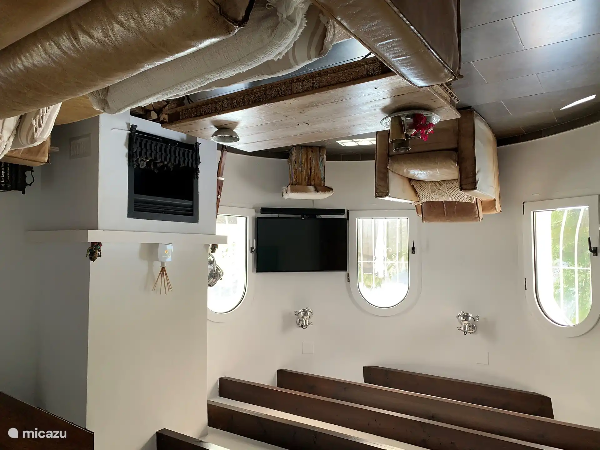 Genie&#223;en Sie vom Sofa aus den sch&#246;nen Blick auf den Garten und die Berge.