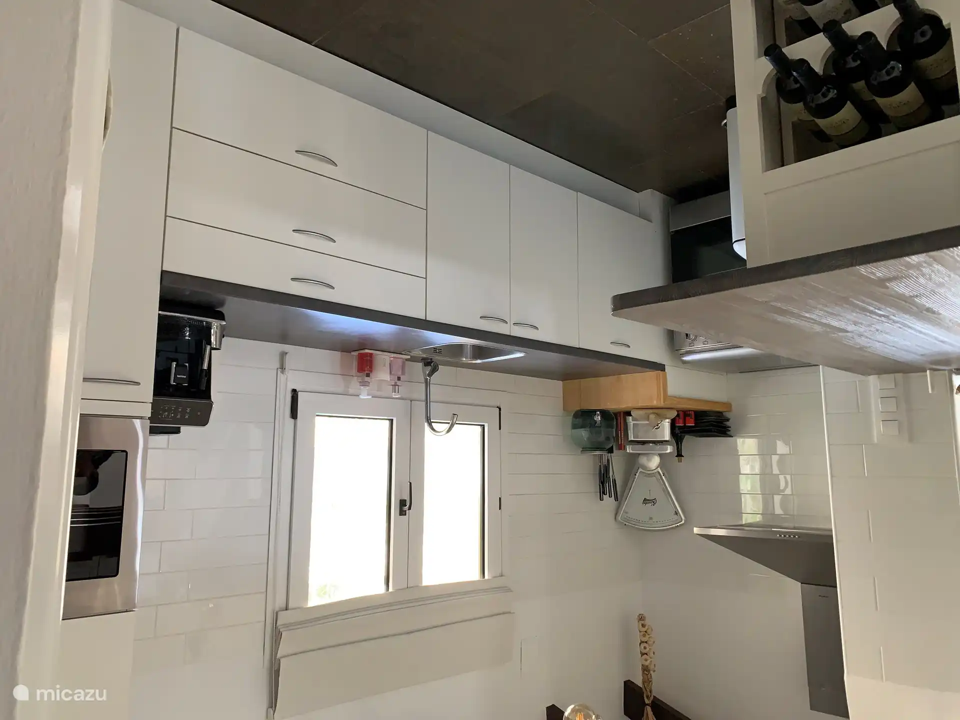 Frisch gemahlener Kaffee in der voll ausgestatteten K&#252;che.