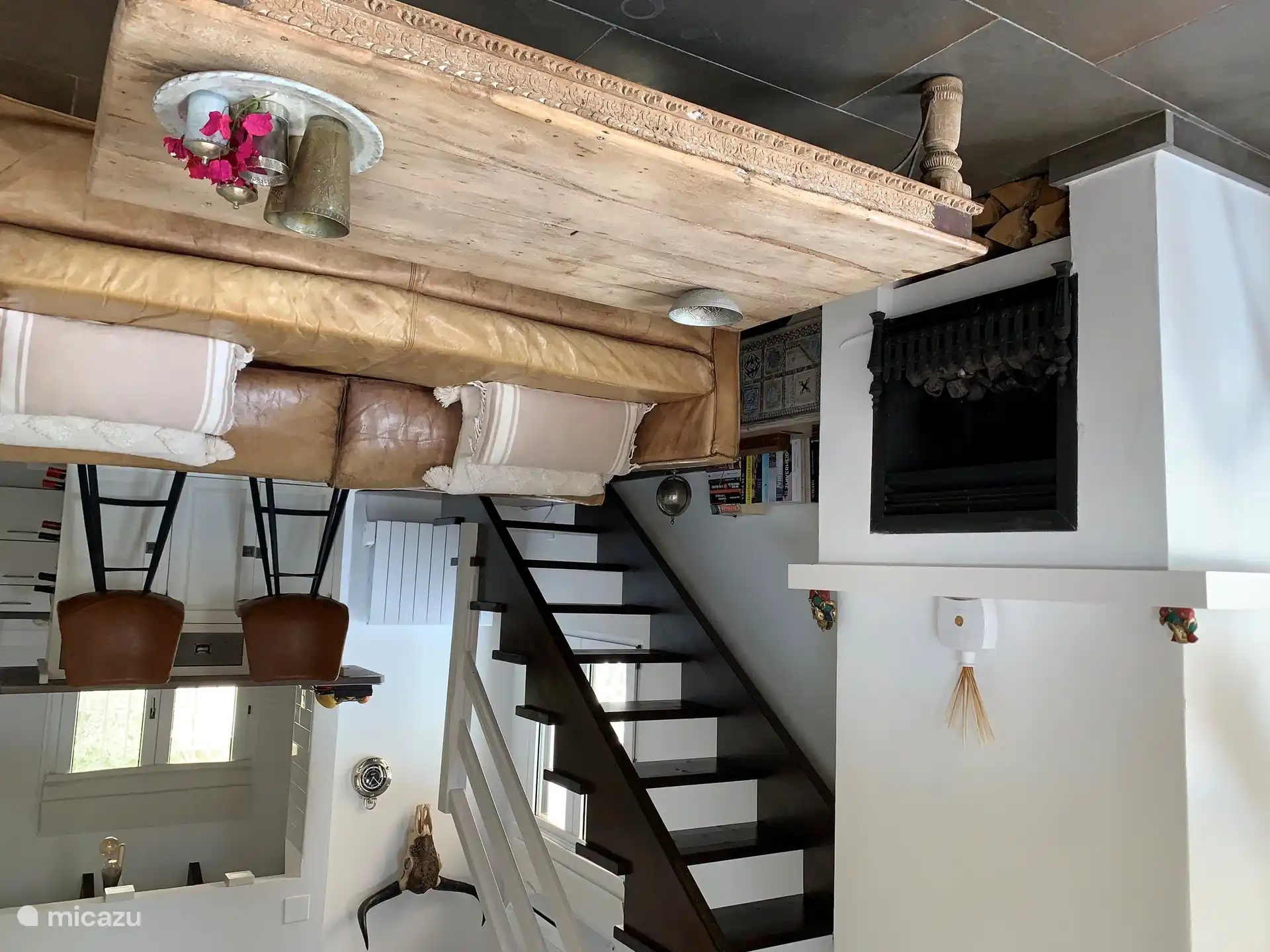 Die B&#252;cherkiste ist &#252;berladen mit Literatur von damals und heute.