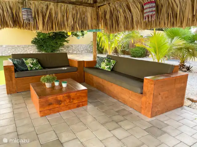 Villa Leguano Julianadorp Curaçao huren in Curaçao, Curacao-Midden, Julianadorp - vakantiehuis Om buiten te relaxen kunt u gebruik maken van het zwembad met relax pooldeck en de palapa, heerlijke ligbedden, zitjes en loungeset.