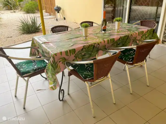 Villa Leguano Julianadorp Curaçao huren in Curaçao, Curacao-Midden, Julianadorp - vakantiehuis Gezellige eettafel in de tuin