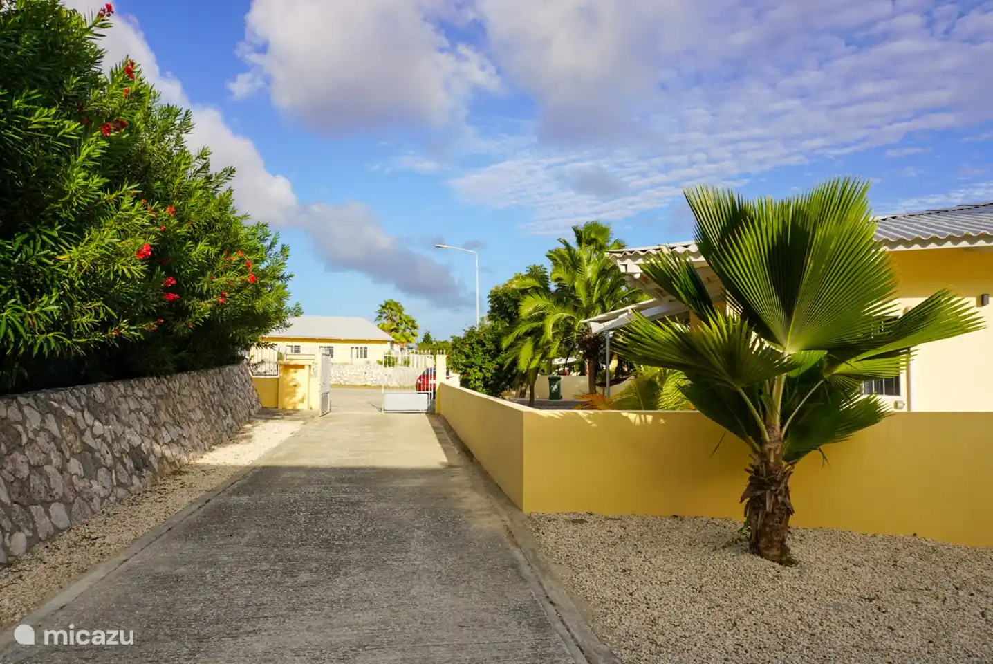 The villa has a spacious driveway with parking