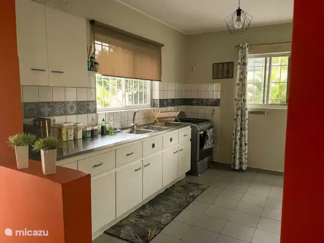 Villa Leguano Julianadorp Curaçao huren in Curaçao, Curacao-Midden, Julianadorp - vakantiehuis De keuken beschikt over: amerikaanse koelkast met vriezer met ijsblokjesdispenser, koffiezetapparaat, waterkoker, tosti maker, afwasmachine, 6-pits gasfornuis en oven, goed praktisch servies, bestek en glazen, evenals pannen etc., handdoeken en theedoeken, maar ook pannenlappen, onderzetters etc.