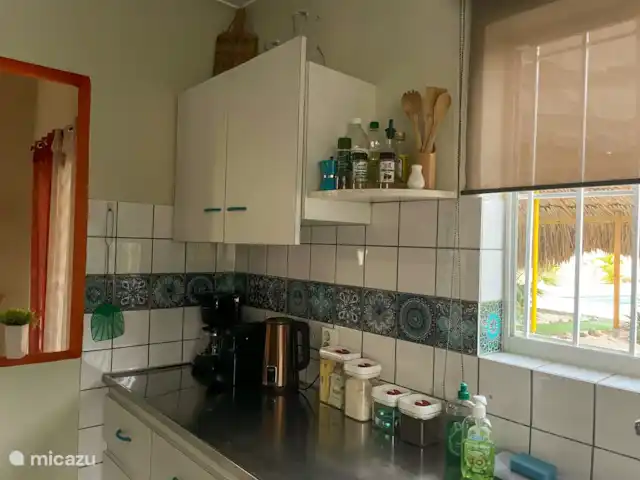 Villa Leguano Julianadorp Curaçao huren in Curaçao, Curacao-Midden, Julianadorp - vakantiehuis De keuken beschikt over: amerikaanse koelkast met vriezer met ijsblokjesdispenser, koffiezetapparaat, waterkoker, tosti maker, afwasmachine, 6-pits gasfornuis en oven, goed praktisch servies, bestek en glazen, evenals pannen etc., handdoeken en theedoeken, maar ook pannenlappen, onderzetters etc.