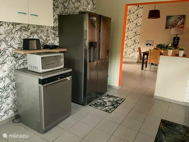 Villa Leguano Julianadorp Curaçao huren in Curaçao, Curacao-Midden, Julianadorp - vakantiehuis De keuken beschikt over: amerikaanse koelkast met vriezer met ijsblokjesdispenser, koffiezetapparaat, waterkoker, tosti maker, afwasmachine, 6-pits gasfornuis en oven, goed praktisch servies, bestek en glazen, evenals pannen etc., handdoeken en theedoeken, maar ook pannenlappen, onderzetters etc.
