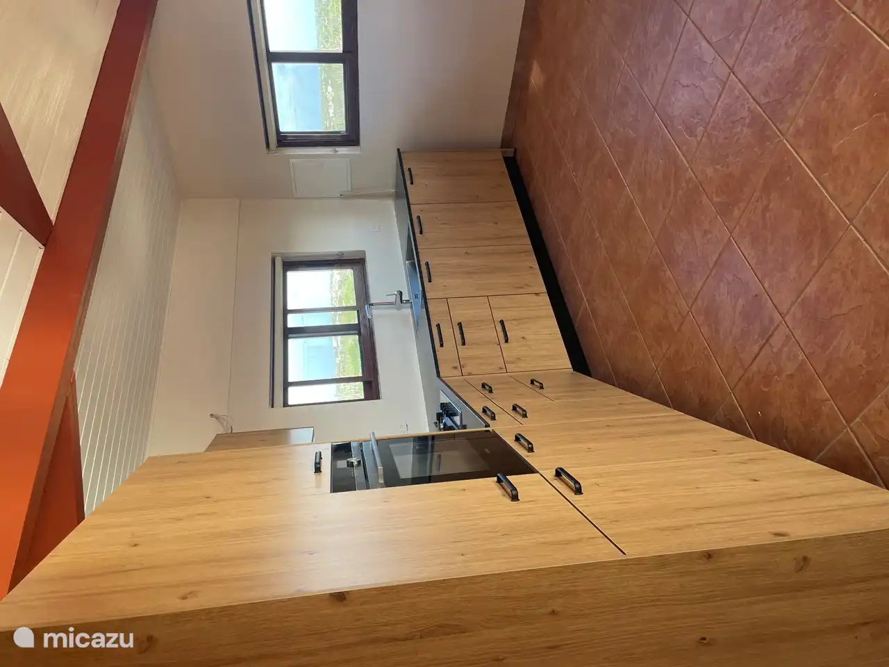 Moderne Küche mit Gefrierschrank, Kühlschrank, Herd, Mikrowelle und Geschirrspüler