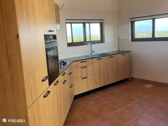 Location de Vacances Aruba, Nord, Alto Vista, penthouse - Casa Aruba Penthouse appartement Cuisine moderne avec congélateur, réfrigérateur, cuisinière, four micro-ondes et lave-vaisselle