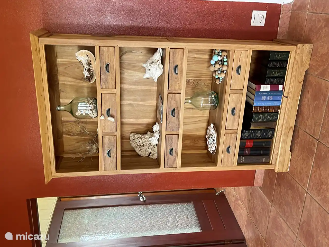 Zimmer mit gemütlichem Schrank