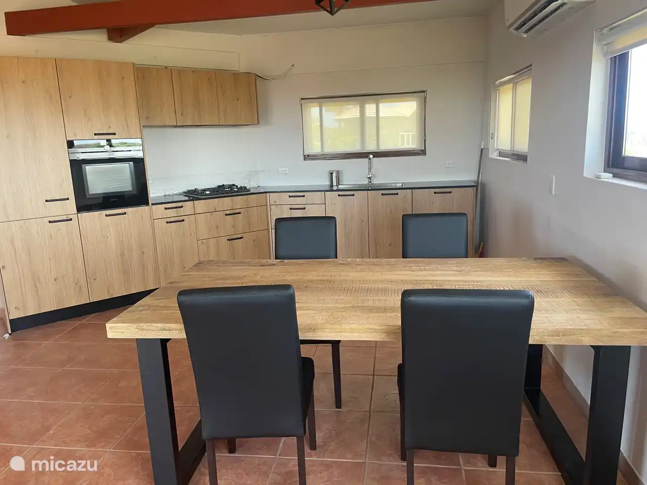 Die geräumige Küche mit großem Tisch