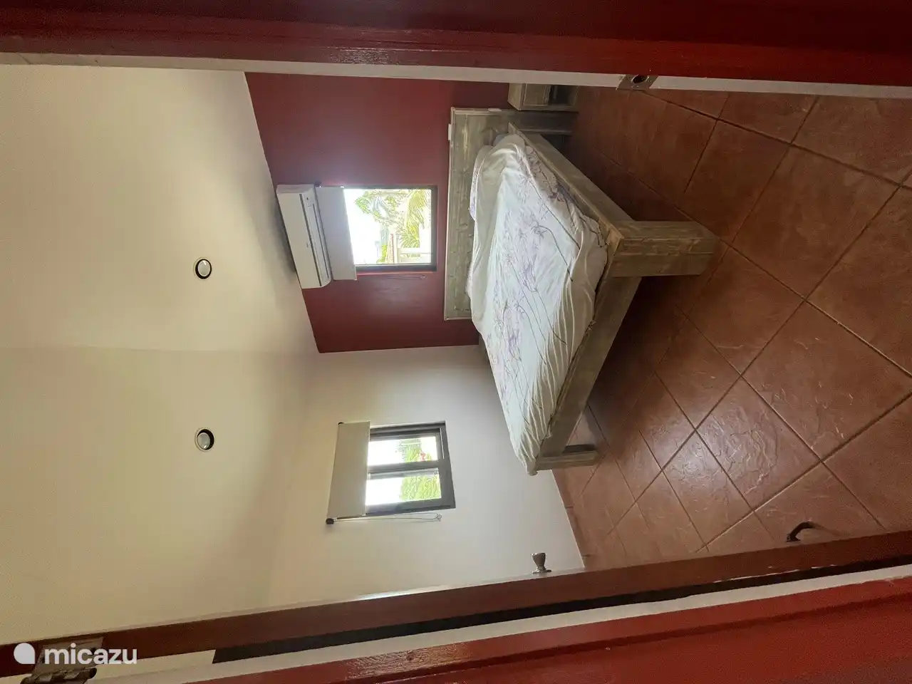 Master-Schlafzimmer Kingsize-Bett mit Nachttischen und großem Kleiderschrank