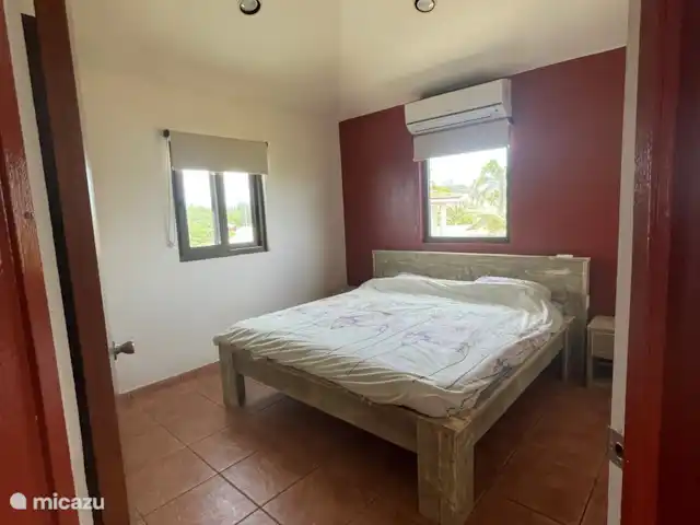 Location de Vacances Aruba, Nord, Alto Vista, penthouse - Casa Aruba Penthouse appartement Chambre principale lit king size avec tables de chevet et grande armoire