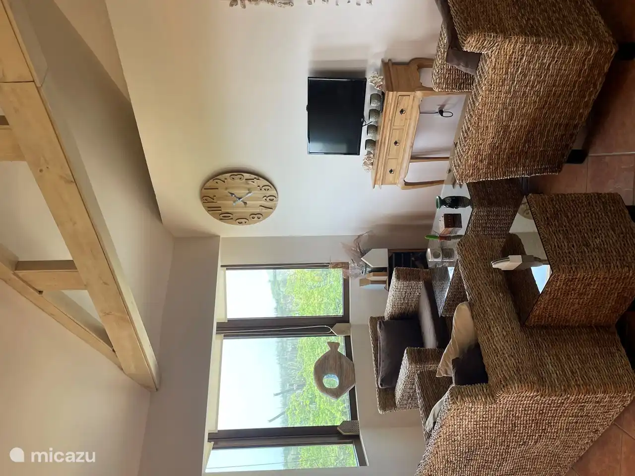 Zimmer mit Sofa und 2 Liegestühlen