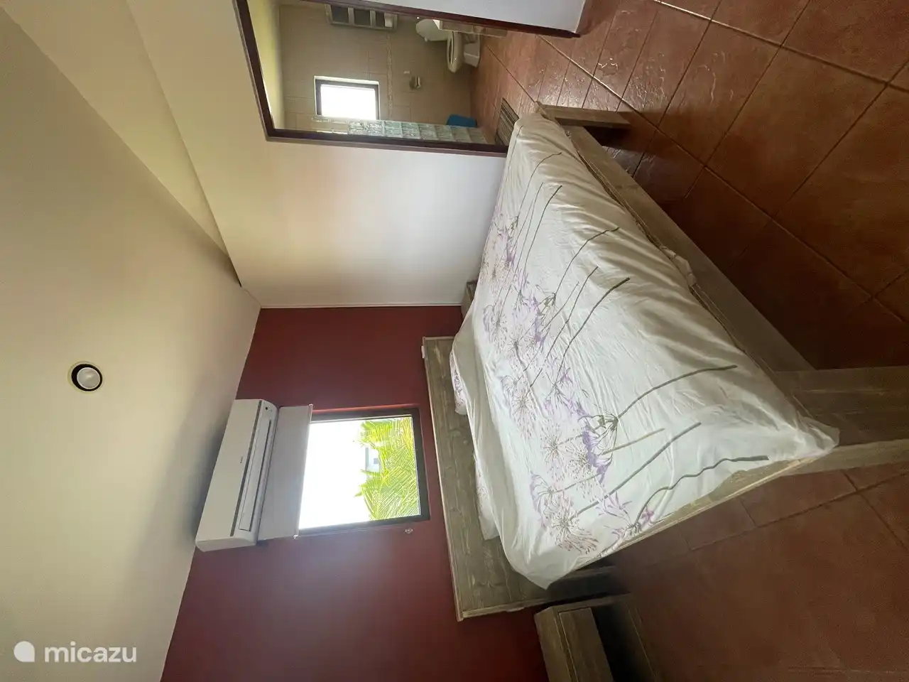 Schlafzimmer mit Tür zum Badezimmer