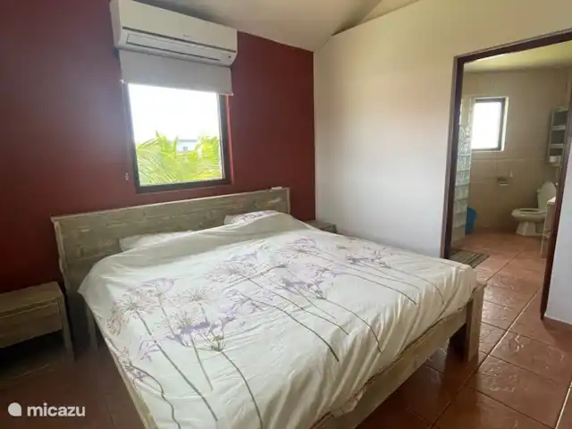 Location de Vacances Aruba, Nord, Alto Vista, penthouse - Casa Aruba Penthouse appartement Chambre à coucher avec porte à la salle de bain