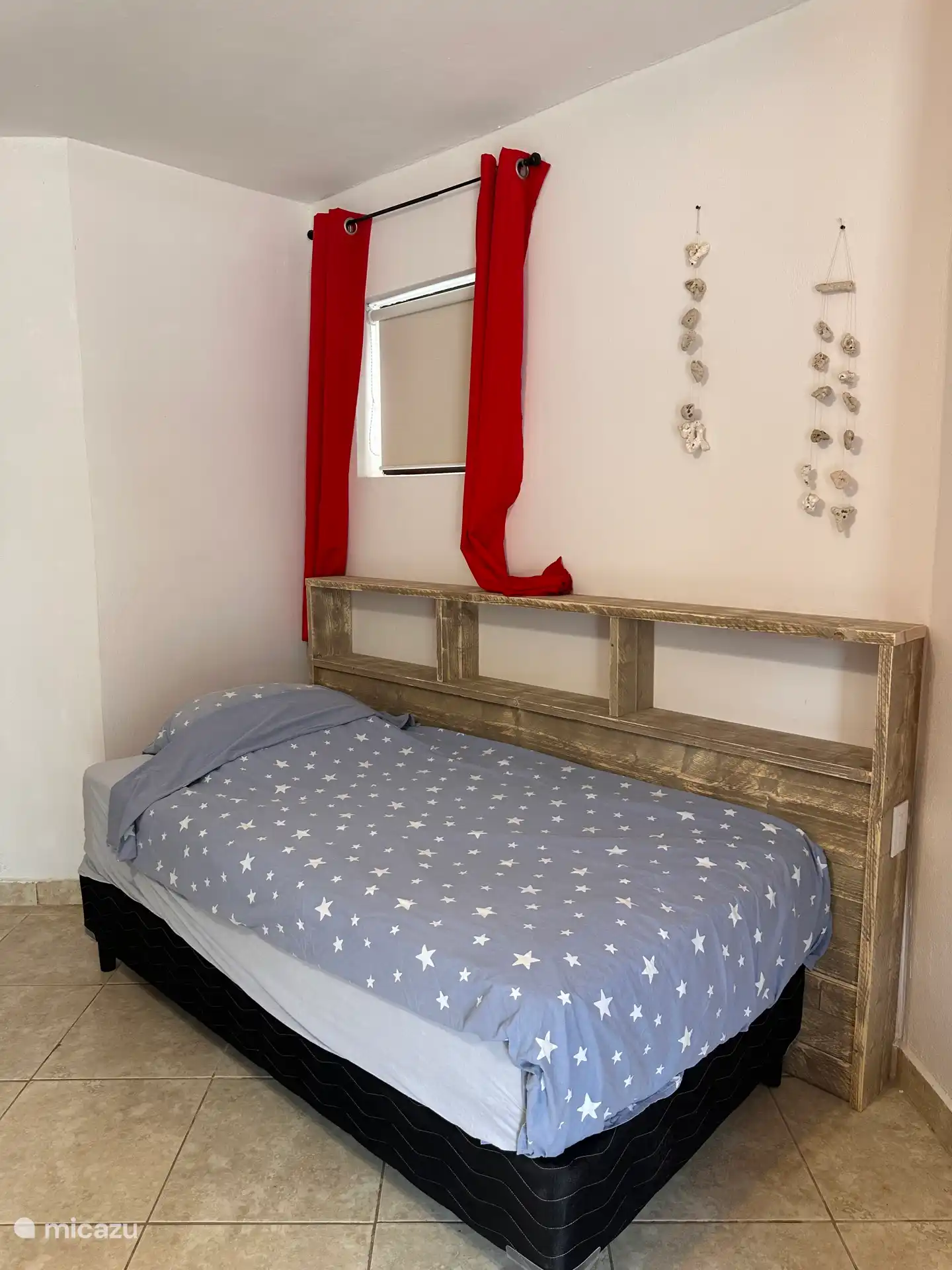 bed met usb c stopcontacten voor telefoon