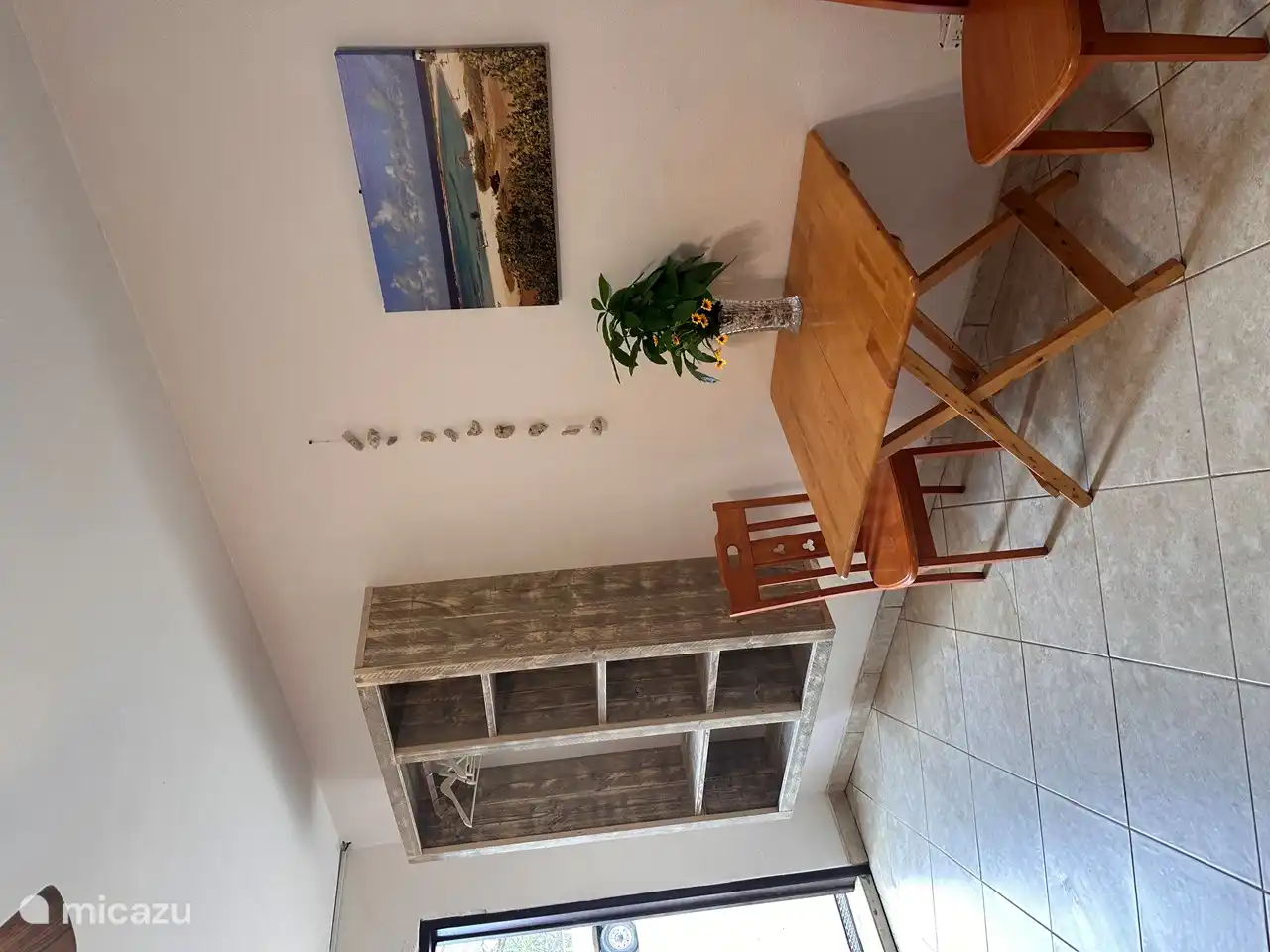 Mehrere Schränke und gemütliche Sitzgelegenheiten