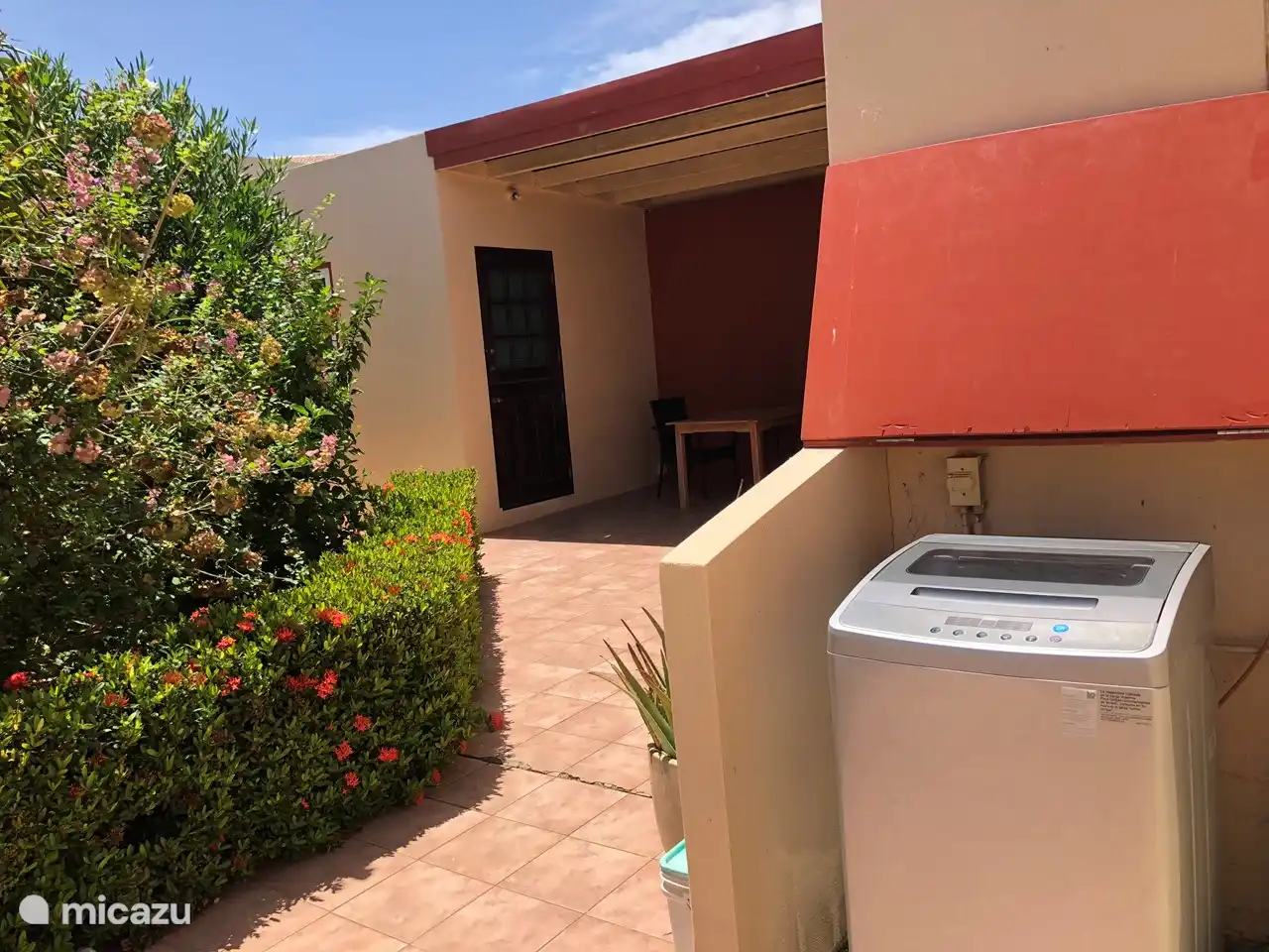 Gemeinsame Waschmaschine, schönes Wetter, um mit sauberer Wäsche nach Hause zu gehen.