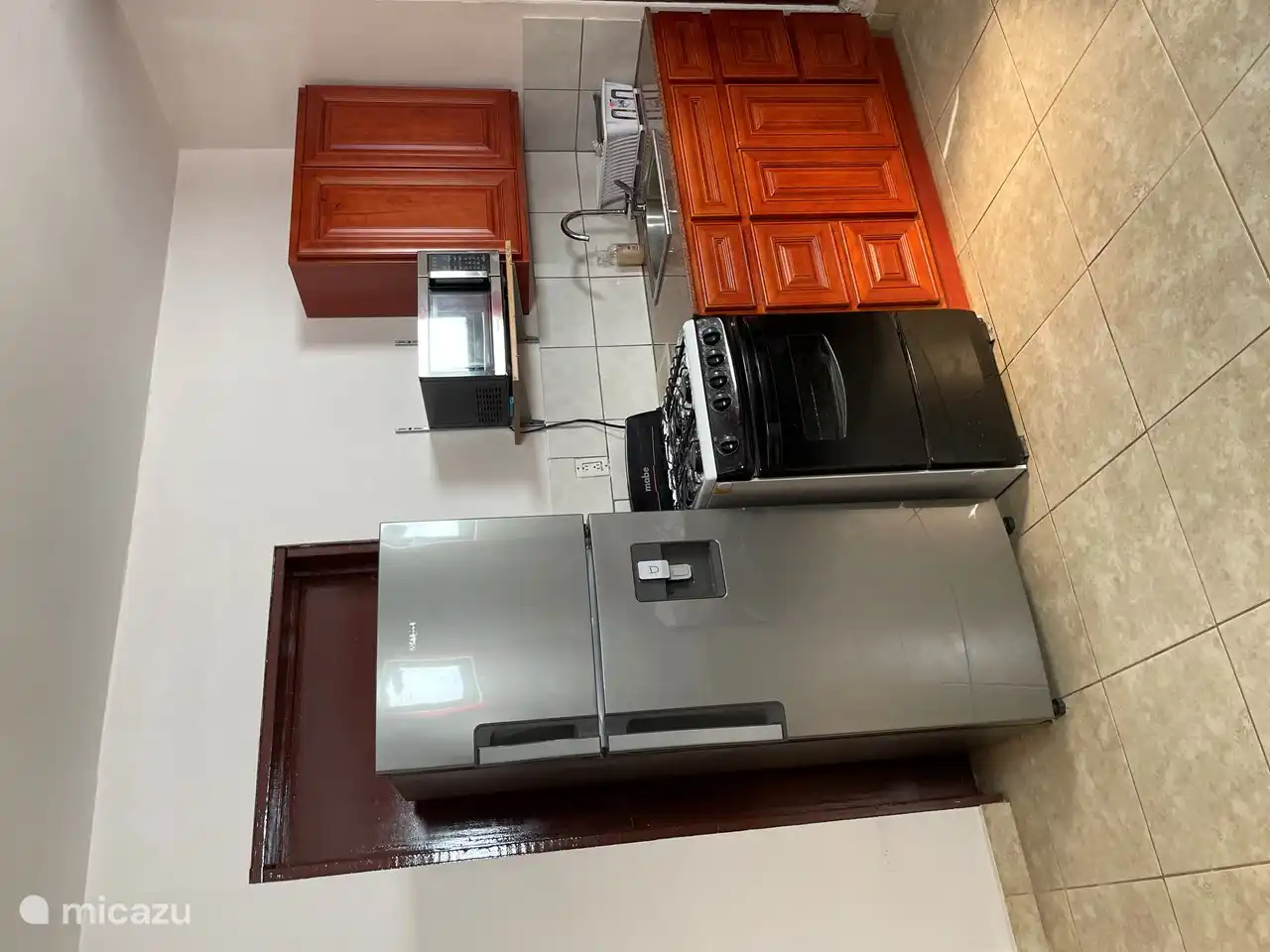 Komplette Küche mit großem Kühlschrank mit Gefrierfach und Eismaschine. Besteck, Teller, Gläser und Pfannen sind ebenfalls erhältlich