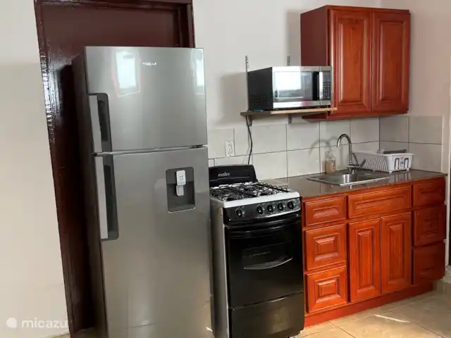 Casa Aruba Studio | Aruba, Nord, Alto Vista - appartement Cuisine complète avec grand réfrigérateur congélateur et machine à glaçons. Des couverts, des assiettes, des verres et des casseroles sont également disponibles