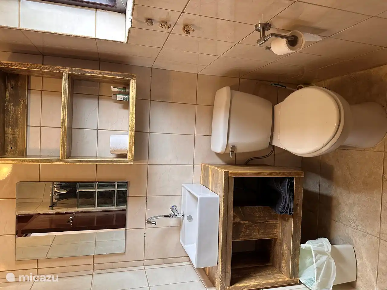 Toilette mit Waschbecken und Schrank