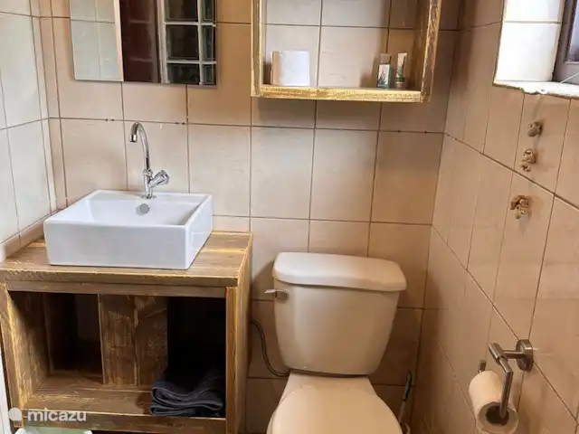 Casa Aruba Studio | Aruba, Nord, Alto Vista - appartement WC avec lavabo et placard