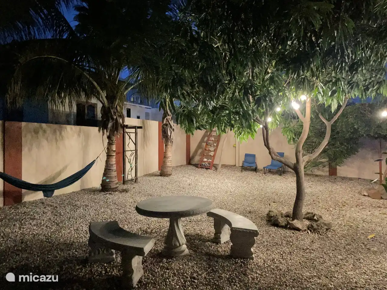 Gemeinschaftsgarten nachts beleuchtet