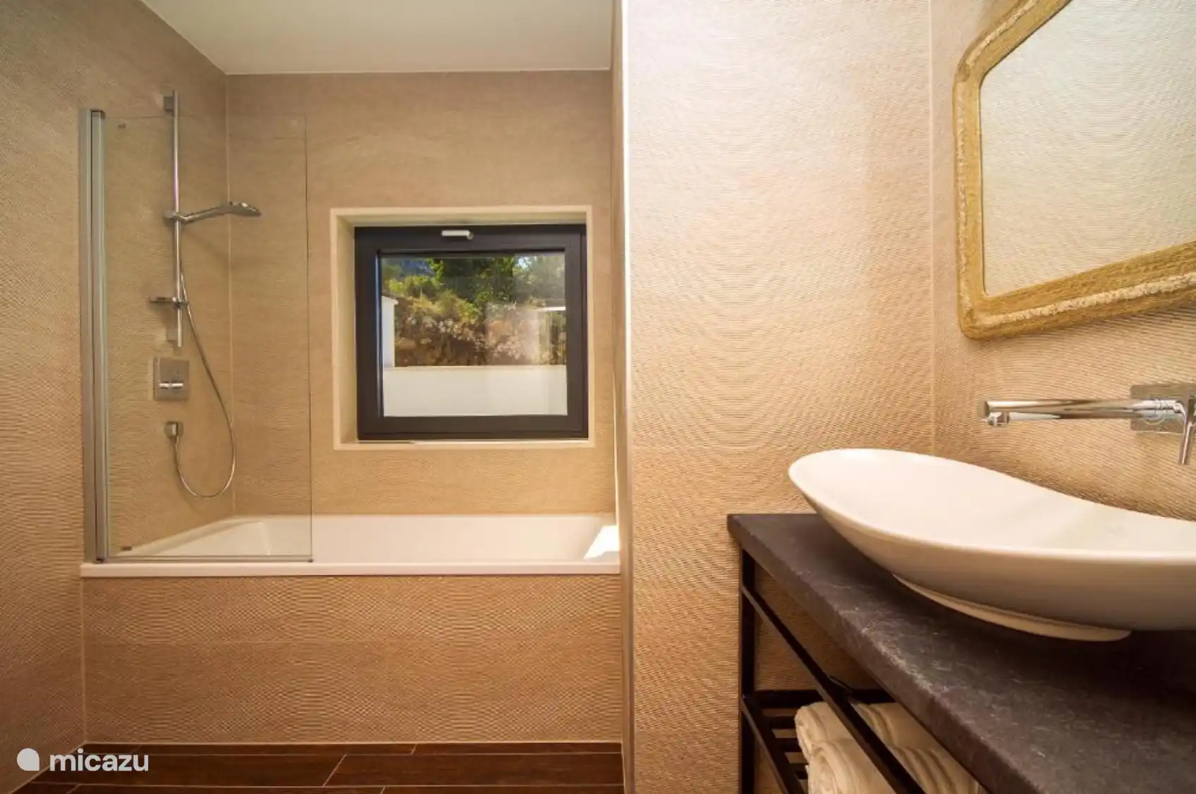 Baño 1 en suite al dormitorio 1 de arriba.