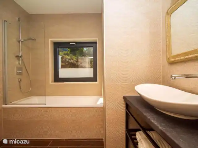 Villa Arina | Croatie, Dalmatie, Omis - villa Salle de bain 1 en suite à la chambre 1 à l’étage.