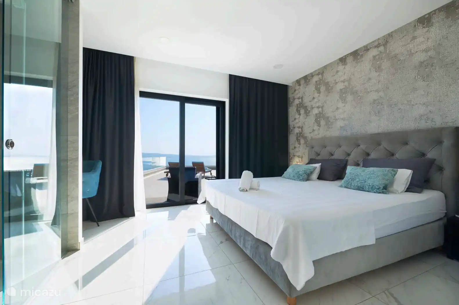 Dormitorio 2 primer piso. Somier de lujo de 200 x 220 cm, luces de lectura, armario, escritorio y aire acondicionado.
Baño en suite disponible para el dormitorio 2. 