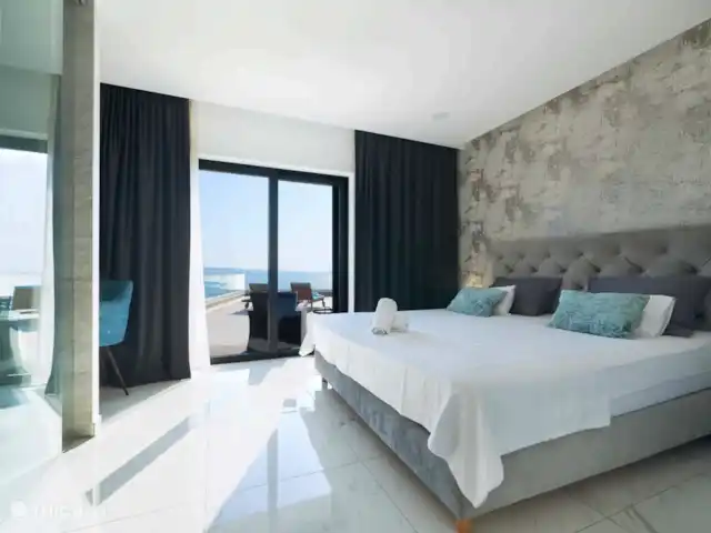 Villa Arina | Croatie, Dalmatie, Omis - villa Chambre 2 au premier étage. Sommier tapissier de luxe 200 x 220 cm, lampes de lecture, armoire, bureau et climatisation.
Salle de bain en suite disponible pour la chambre 2.