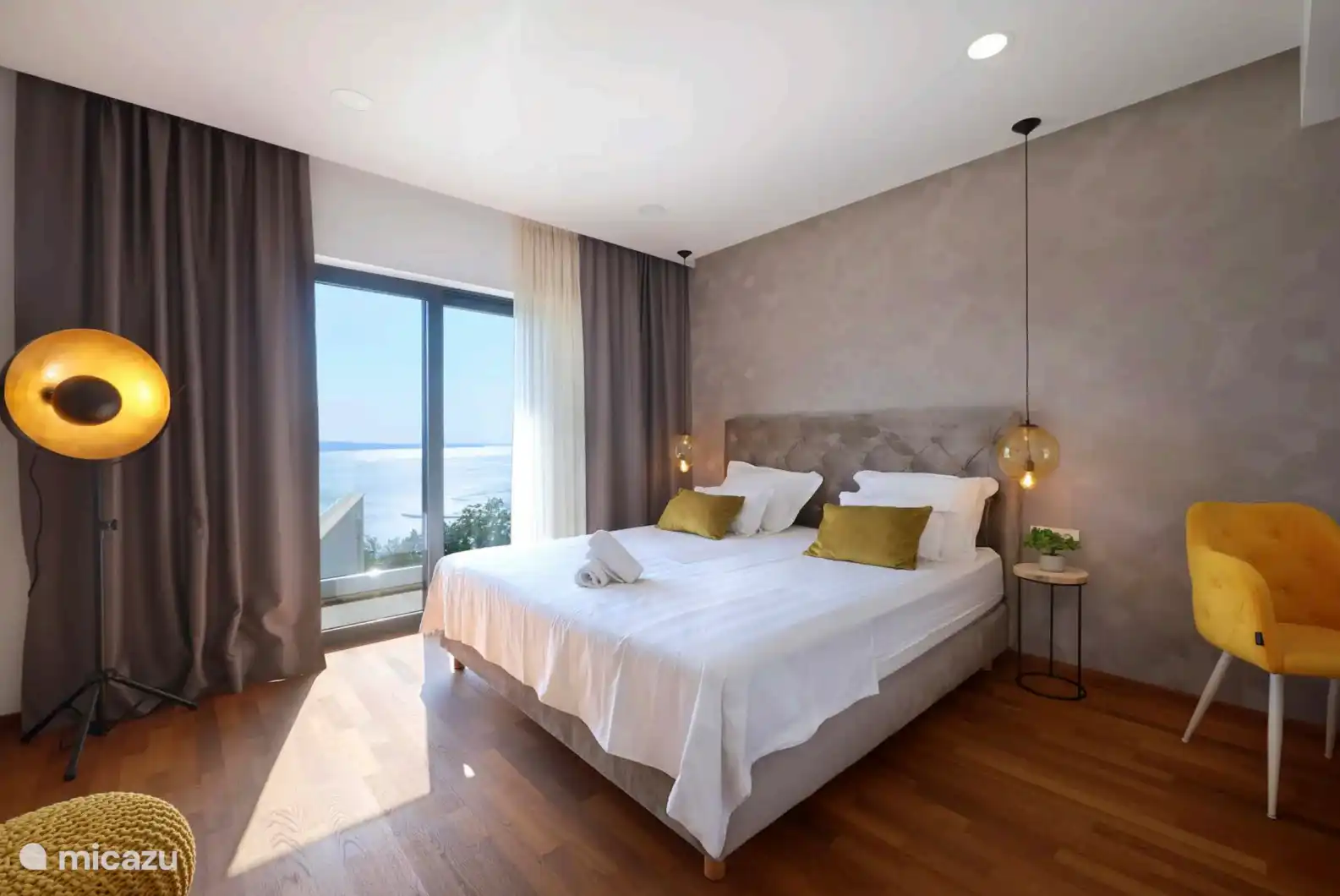 Dormitorio 3 primer piso. Somier de lujo de 200 x 220 cm, luces de lectura, armario, escritorio y aire acondicionado.